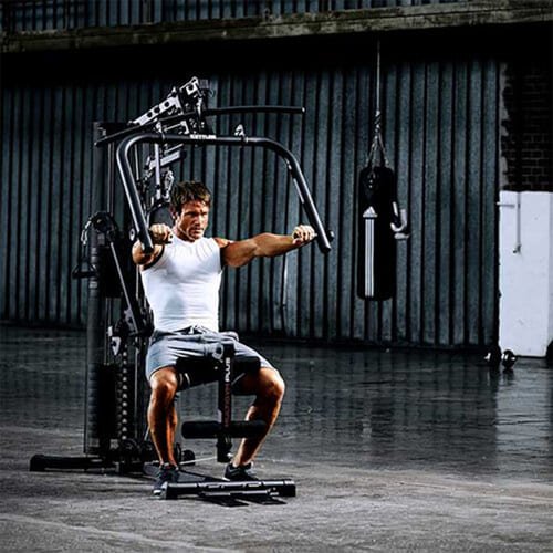 Sportuojantis vyras treniruojasi su KETTLER MULTIGYM PLUS 4